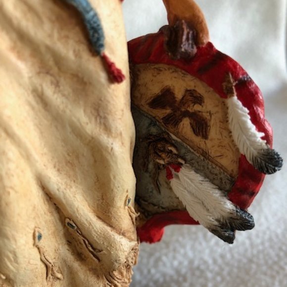 Country Artists Call of the Warrior Indian woman with wolf figurine - Picture 8 of 13